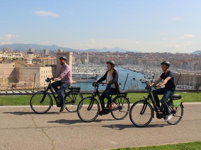 3 cyclistes au parc du Pharo