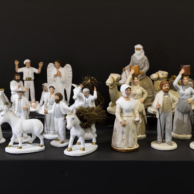 Santons de Noël blancs et beiges de chez Arterra Marseille