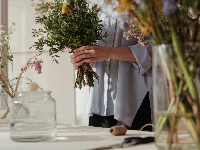 femme qui prépare bouquet